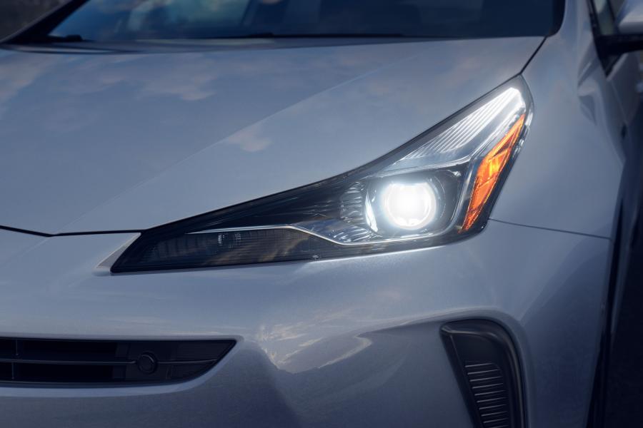 Детали экстерьера Toyota Prius Limited 2019 года  (NA) (фото 2 из 23)